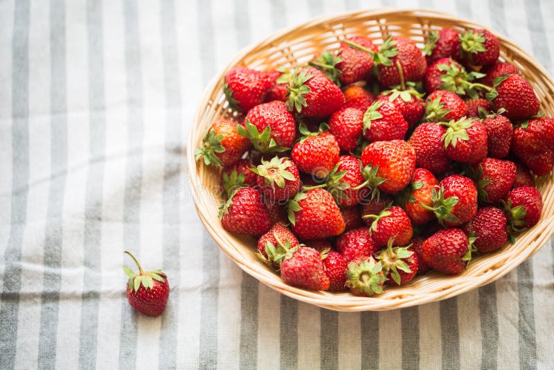 Close-up das morangos em uma cesta fotografia de stock royalty free