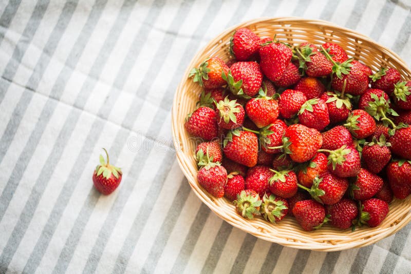 Close-up das morangos em uma cesta fotografia de stock royalty free