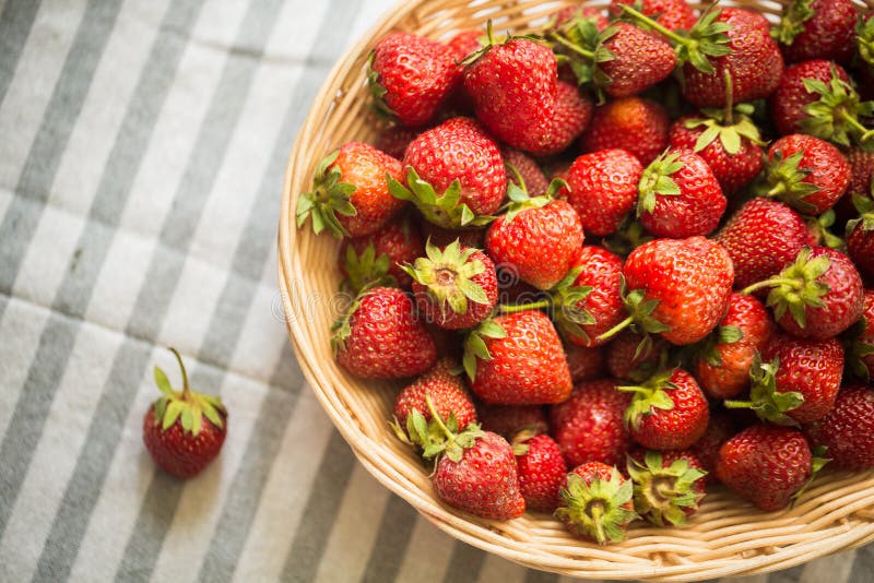 Close-up das morangos em uma cesta fotografia de stock royalty free