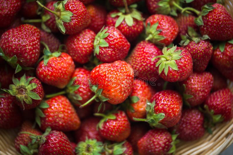 Close-up das morangos na cesta de madeira foto de stock