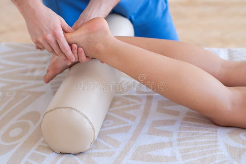 Close-up das mãos do massagista que fazem a massagem dos pés imagens de stock royalty free Close-up das mãos do massagista que fazem a massagem dos pés imagens de stock royalty free