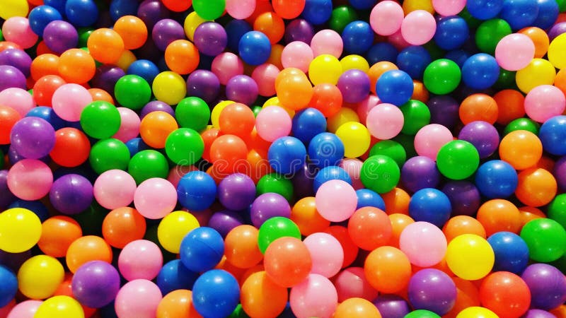 Close up de bolas plásticas na superfície da associação imagem de stock royalty free Close up de bolas plásticas na superfície da associação imagem de stock royalty free