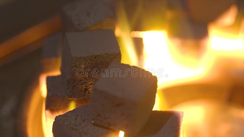 Close-up de cubos ardentes do carvão vegetal a??o Cubos das brasas que queimam-se na bacia para o cachimbo de água de fumo Combus fotografia de stock Close-up de cubos ardentes do carvão vegetal a??o Cubos das brasas que queimam-se na bacia para o cachimbo de água de fumo Combus fotografia de stock