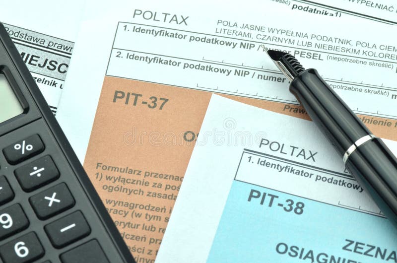 Close up de formulários de imposto poloneses imagem de stock Close up de formulários de imposto poloneses imagem de stock