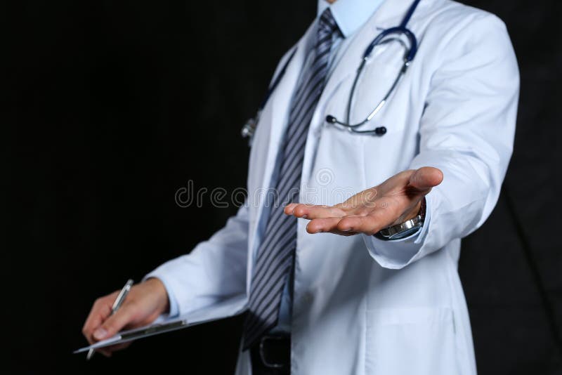 Close up de oferecimento da mão amiga do doutor masculino da medicina fotos de stock Close up de oferecimento da mão amiga do doutor masculino da medicina fotos de stock