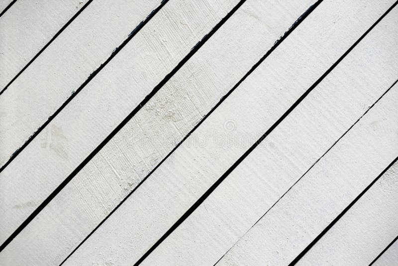 Close-up de superfície de madeira pintado branco Pranchas diagonais de madeira naturais rústicas com quebras, riscos para o proje imagem de stock Close-up de superfície de madeira pintado branco Pranchas diagonais de madeira naturais rústicas com quebras, riscos para o proje imagem de stock