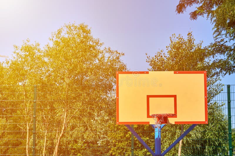 Bola Vermelha Branca Pequena Para Jogos Esportivos De Beisebol Em Fundo  Azul Imagem de Stock - Imagem de compita, pequeno: 213937763