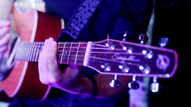 Close-up de um guitarrista que joga uma guitarra