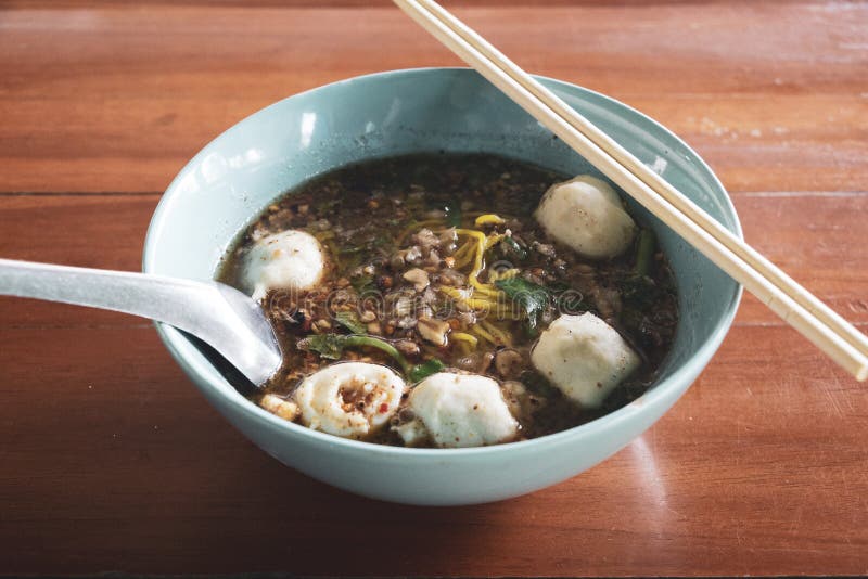 Close up de uma bacia de macarronetes da sopa com almôndegas fotos de stock