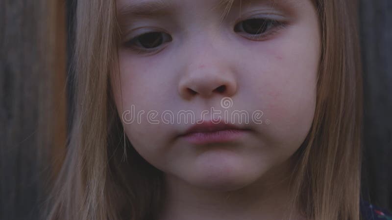 Close-up de uma menina bonita em um revestimento da flor que levanta fora