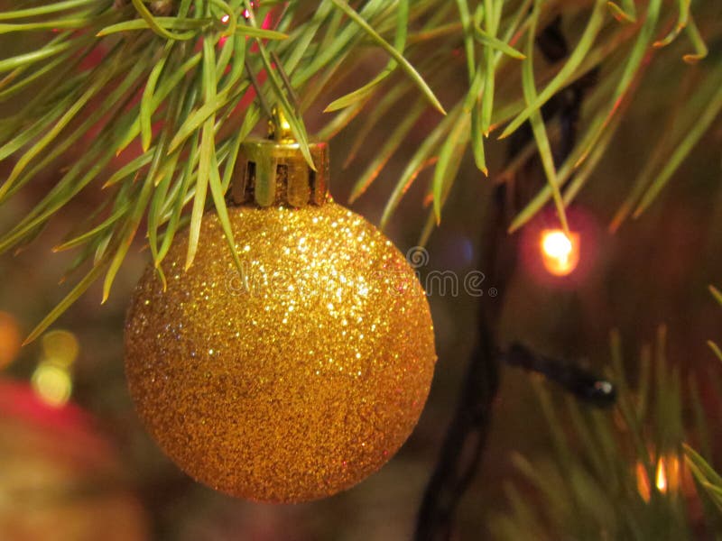 Close up decorado da árvore de Natal Bolas vermelhas e douradas e festão iluminada com lanternas elétricas Macro das quinquilhari fotos de stock Close up decorado da árvore de Natal Bolas vermelhas e douradas e festão iluminada com lanternas elétricas Macro das quinquilhari fotos de stock