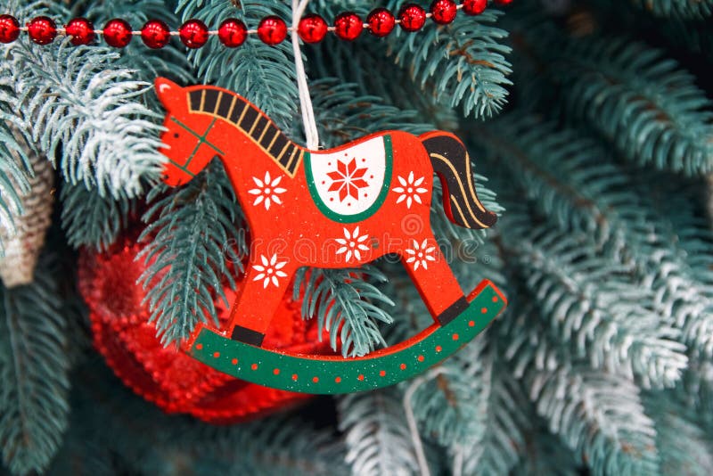 Close up decorado da árvore de Natal Bolas vermelhas e douradas e festão iluminada com lanternas elétricas Macro das quinquilhari fotos de stock royalty free Close up decorado da árvore de Natal Bolas vermelhas e douradas e festão iluminada com lanternas elétricas Macro das quinquilhari fotos de stock royalty free