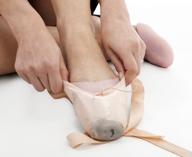 Close-up die van Danser Putting op de Pantoffels van het Satijnballet, F voorbereiden stock fotografie Close-up die van Danser Putting op de Pantoffels van het Satijnballet, F voorbereiden stock fotografie