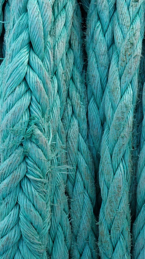 Close-up dikke groene kabel versleten op het schip bij Zonnige de zomerdag, verticale richtlijn royalty-vrije stock fotografie Close-up dikke groene kabel versleten op het schip bij Zonnige de zomerdag, verticale richtlijn royalty-vrije stock fotografie
