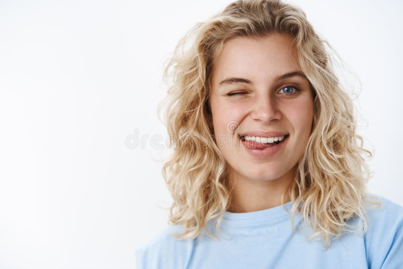 Mulher europeia jovem despreocupada e sonhadora com penteado