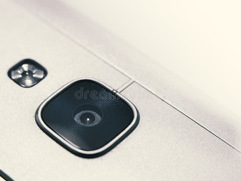 Close-up disparado da objetiva e do flash do telefone celular com fundo branco fotografia de stock Close-up disparado da objetiva e do flash do telefone celular com fundo branco fotografia de stock