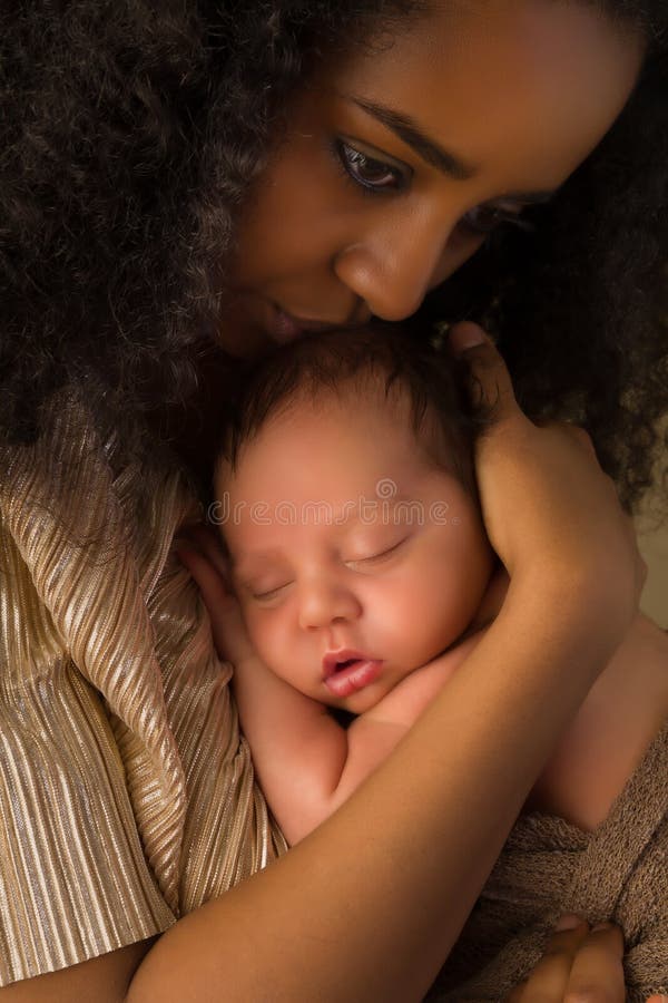Close up do bebê africano de sono foto de stock Close up do bebê africano de sono foto de stock