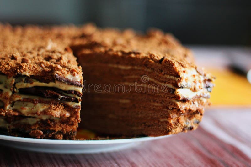 Close up do bolo de mel alto saboroso do chocolate do corte imagens de stock Close up do bolo de mel alto saboroso do chocolate do corte imagens de stock