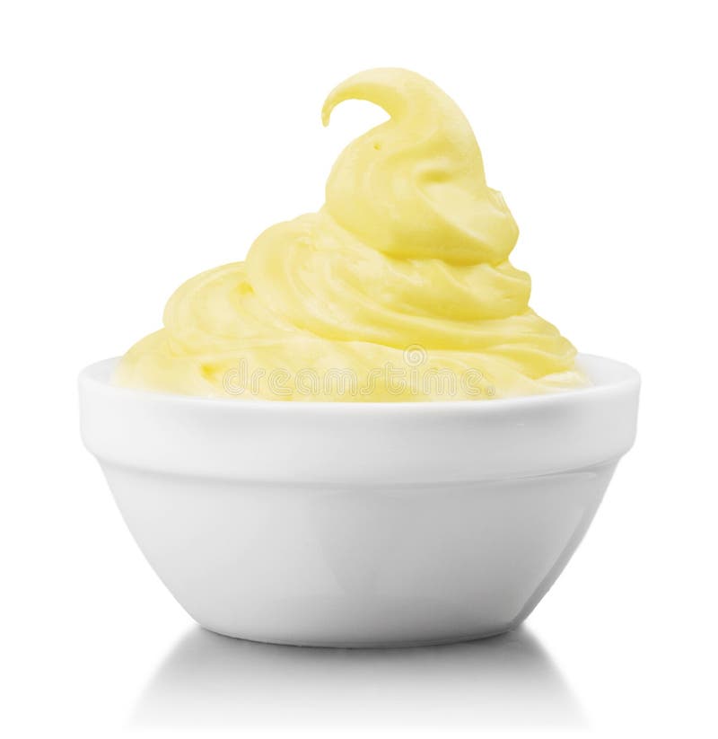 Close-up do creme amarelo fresco na bacia branca fotografia de stock Close-up do creme amarelo fresco na bacia branca fotografia de stock