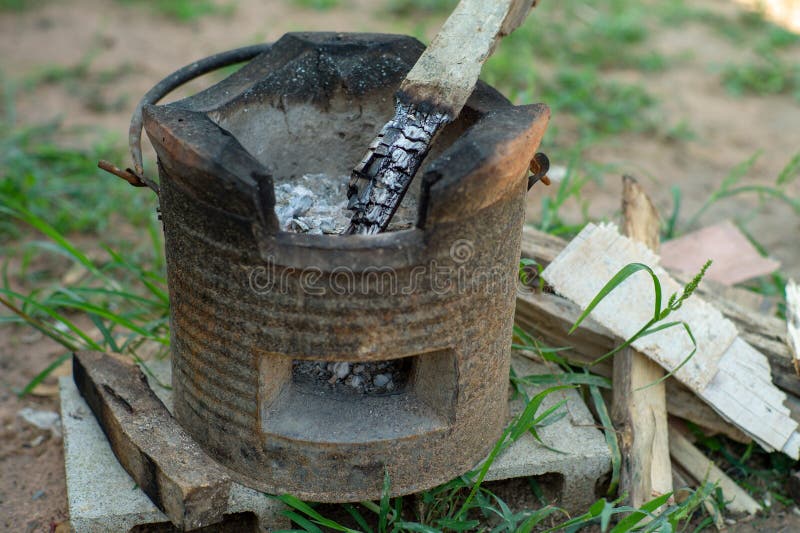 Close up do fogão tradicional da argila com cinza e pilha da lenha fotografia de stock royalty free