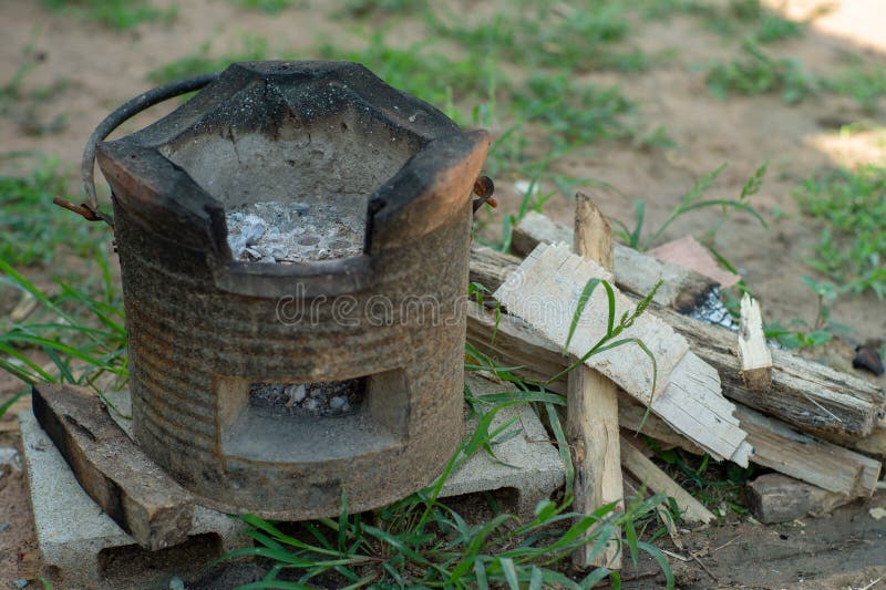 Close up do fogão tradicional da argila com cinza e pilha da lenha imagem de stock royalty free