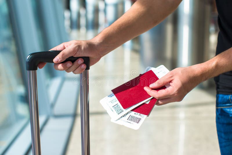 Close up do homem que guarda passaportes e passagem de embarque imagem de stock royalty free