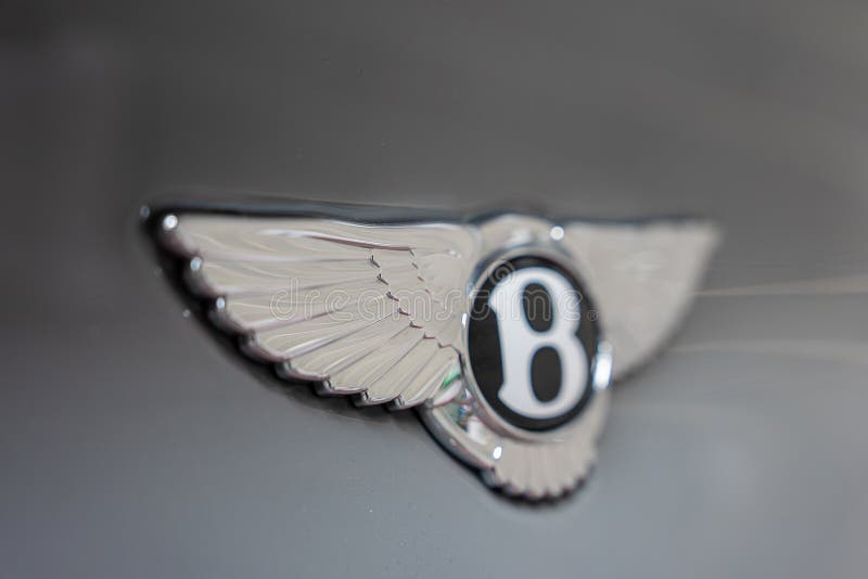 Close-up do logótipo Bentley com emblema de asas prateadas sobre fundo cinzento imagem de stock royalty free