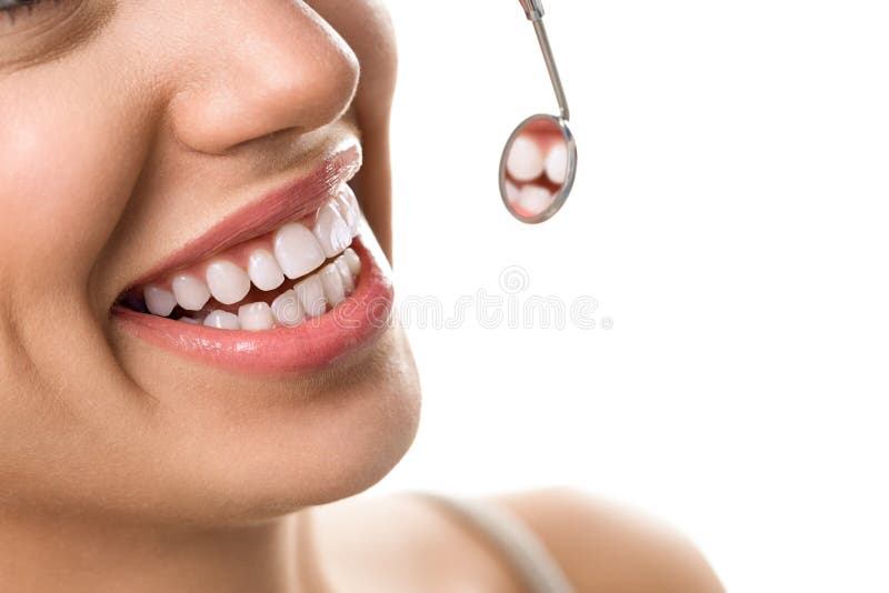 Close-up do paciente do sorriso com o dente saudável com espelho dental