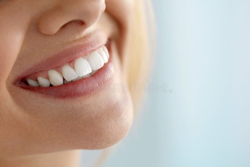Close up do sorriso bonito com dentes brancos Sorriso da boca da mulher fotografia de stock royalty free Close up do sorriso bonito com dentes brancos Sorriso da boca da mulher fotografia de stock royalty free