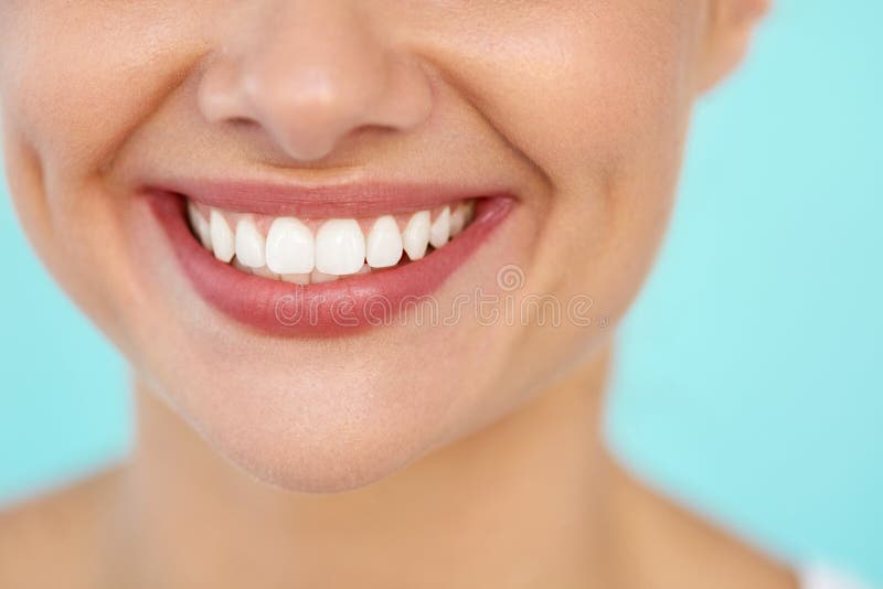 Close up do sorriso bonito com dentes brancos Sorriso da boca da mulher