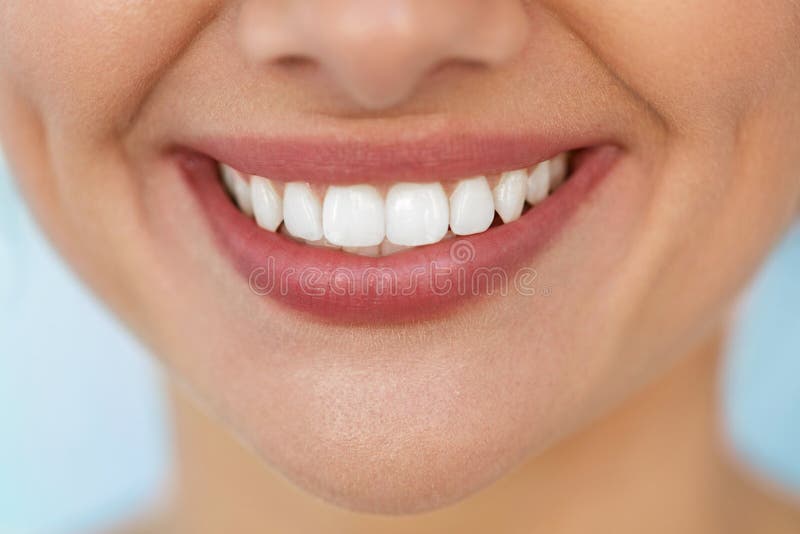 Close up do sorriso bonito com dentes brancos Sorriso da boca da mulher fotos de stock royalty free Close up do sorriso bonito com dentes brancos Sorriso da boca da mulher fotos de stock royalty free