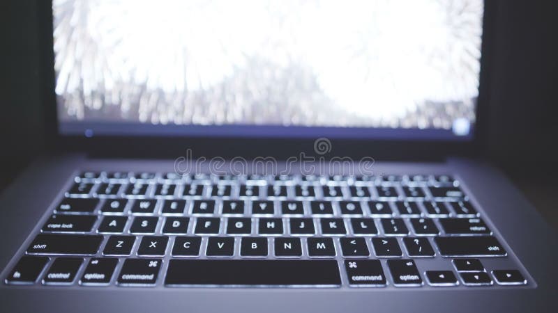 Close-up do teclado do portátil com foco no botão do CTRL