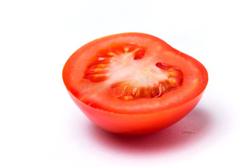 Close-up do tomate fresco cortado vermelho no fundo isolado branco fotografia de stock Close-up do tomate fresco cortado vermelho no fundo isolado branco fotografia de stock