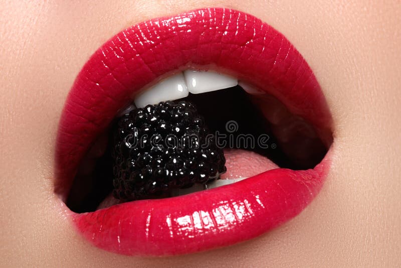 Close-up dos bordos da mulher com composição lustrosa vermelha da forma brilhante Composição ensanguentado macro dos lipgloss Bor imagens de stock royalty free Close-up dos bordos da mulher com composição lustrosa vermelha da forma brilhante Composição ensanguentado macro dos lipgloss Bor imagens de stock royalty free