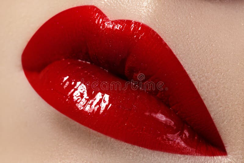 Close-up dos bordos fêmeas com composição brilhante Macro da cara da mulher Composição do bordo da forma com brilho vermelho fotos de stock Close-up dos bordos fêmeas com composição brilhante Macro da cara da mulher Composição do bordo da forma com brilho vermelho fotos de stock