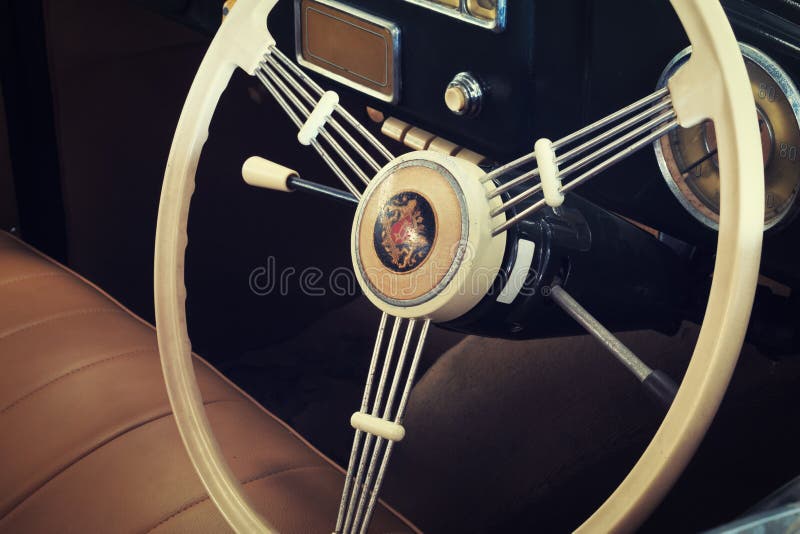 Close-up dos detalhes de carros do vintage, console do carro do vintage imagens de stock royalty free Close-up dos detalhes de carros do vintage, console do carro do vintage imagens de stock royalty free