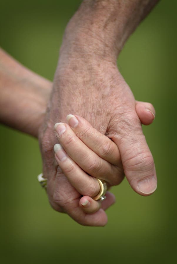 Close up dos idosos casados que guardam as mãos foto de stock Close up dos idosos casados que guardam as mãos foto de stock
