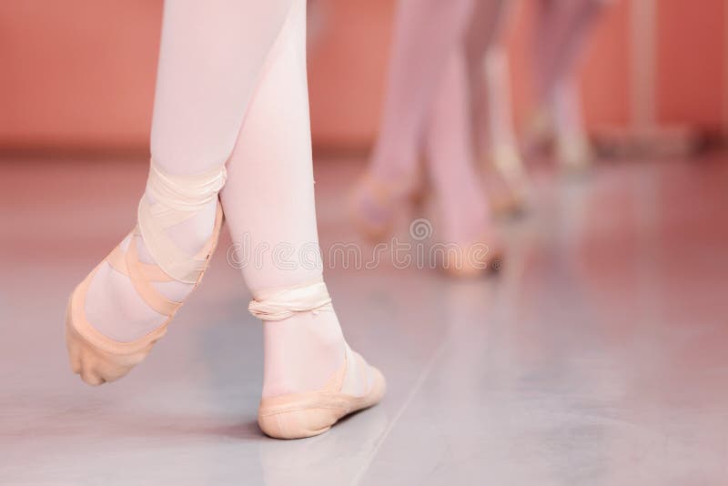 Close-up dos pés adolescentes da bailarina, movimentos praticando do bailado em um estúdio de dança fotografia de stock royalty free Close-up dos pés adolescentes da bailarina, movimentos praticando do bailado em um estúdio de dança fotografia de stock royalty free