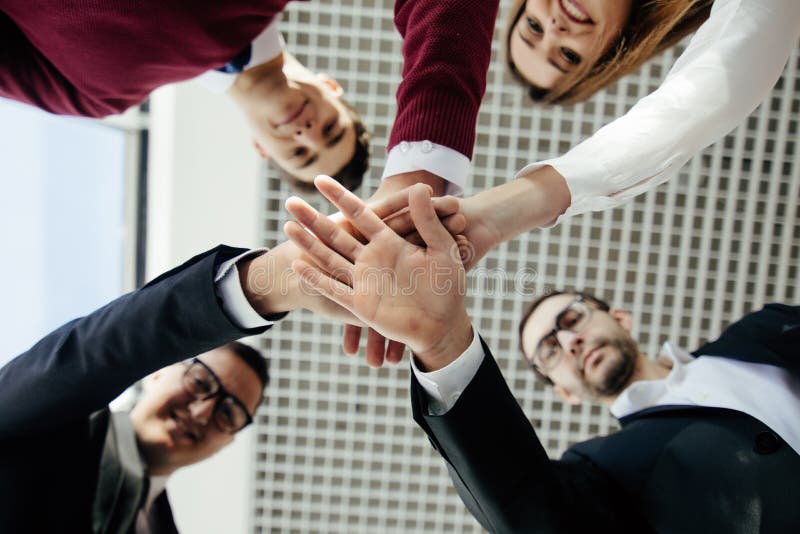 Close-up dos sócios comerciais que fazem a pilha das mãos na reunião Team o trabalho imagem de stock royalty free Close-up dos sócios comerciais que fazem a pilha das mãos na reunião Team o trabalho imagem de stock royalty free