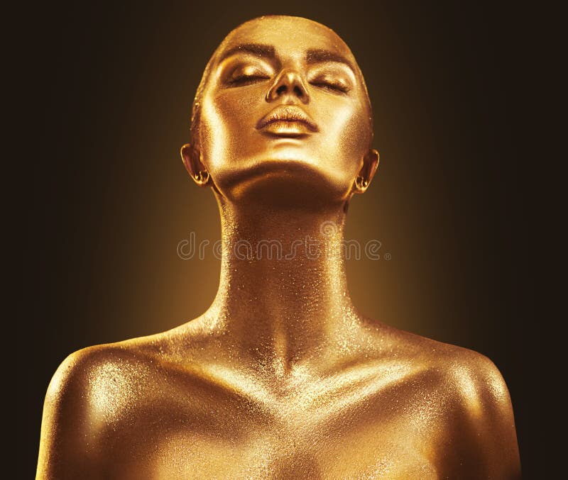 Close up dourado do retrato da mulher da pele da arte da forma Ouro, joia, acessórios Menina modelo com composição brilhante dour