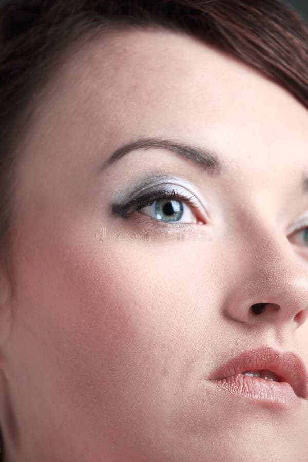 close-up een jonge vrouw met dagelijkse make-up kijkt omhoog royalty-vrije stock foto's close-up een jonge vrouw met dagelijkse make-up kijkt omhoog royalty-vrije stock foto's