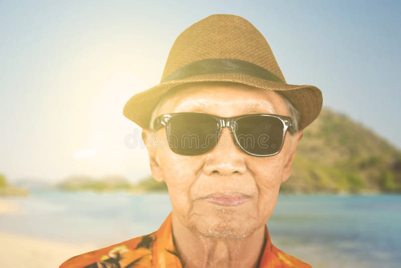 Elderly man wearing sunglasses on the beach stock photography Elderly man wearing sunglasses on the beach stock photography