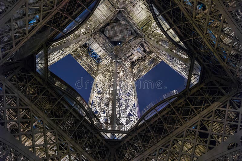Close-up element part of Eiffel tower at evening winter time stock photography Close-up element part of Eiffel tower at evening winter time stock photography