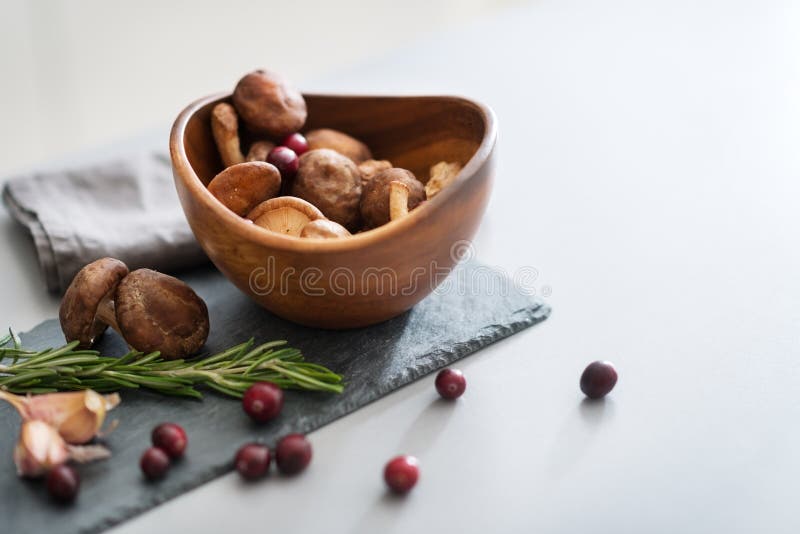 Close up em lingonberries e em rosmarinus dos cogumelos foto de stock Close up em lingonberries e em rosmarinus dos cogumelos foto de stock