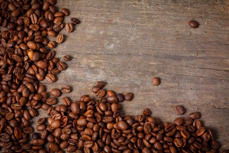 Vista de cerca de Feria comercio granos de café sobre el viejo de madera escritorio.