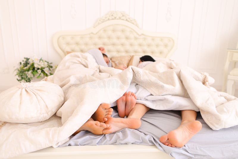 Брат мама одеяло. Ноги семьи в постели. Ноги семьи под одеялом. Семья одеяло. Мама и дочь кровать обнимашки.