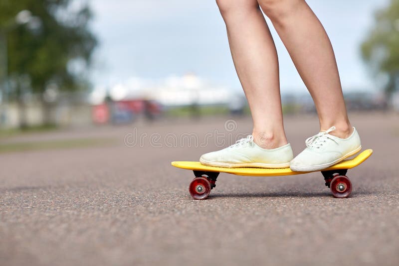 Feet riders. Транспорт езды на ногах. Кататься на двух ногах едет игрушка. Колесо электронные на ногах ехать. Skateboard shorts.