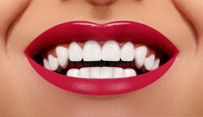 Close-up Gelukkige Glimlach met Gezonde Witte Tanden, Heldere Rode Lippensamenstelling De kosmetiek, tandheelkunde en schoonheids