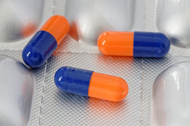 închiderea unui grup de pastile sau capsule colorate. statine. antibiotice royalty free stock photo