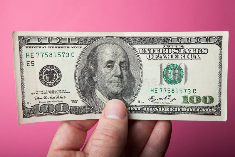 Tay cầm tờ tiền giấy 100 đô la trên nền màu hồng là một hình ảnh đầy sức mạnh và đầy sự tự tin. Với tay cầm chắc chắn giữ gọn chiếc bill 100 đô la, hình nền này sẽ mang lại cho bạn một cảm giác mạnh mẽ và quyền lực. Hãy xem ngay hình ảnh để cảm nhận sức mạnh của nó.